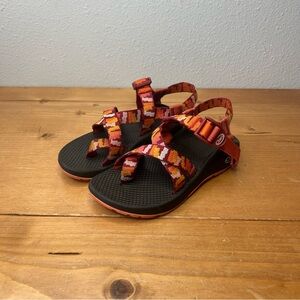 Women's Chacos Size 5 Orange Print Adjustable Sandals with Toe Strap